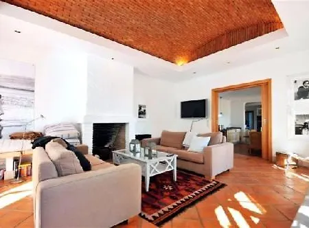 Sleeps 8 Pool Air Con Wifi